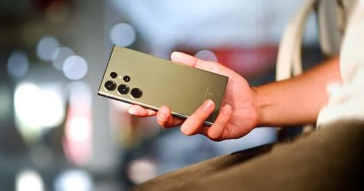 Samsung Galaxy S22+ in hand